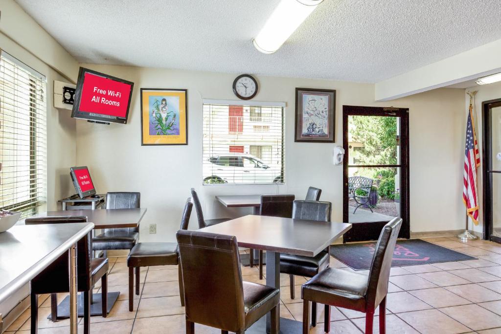 Red Roof Inn Gallup - image 3