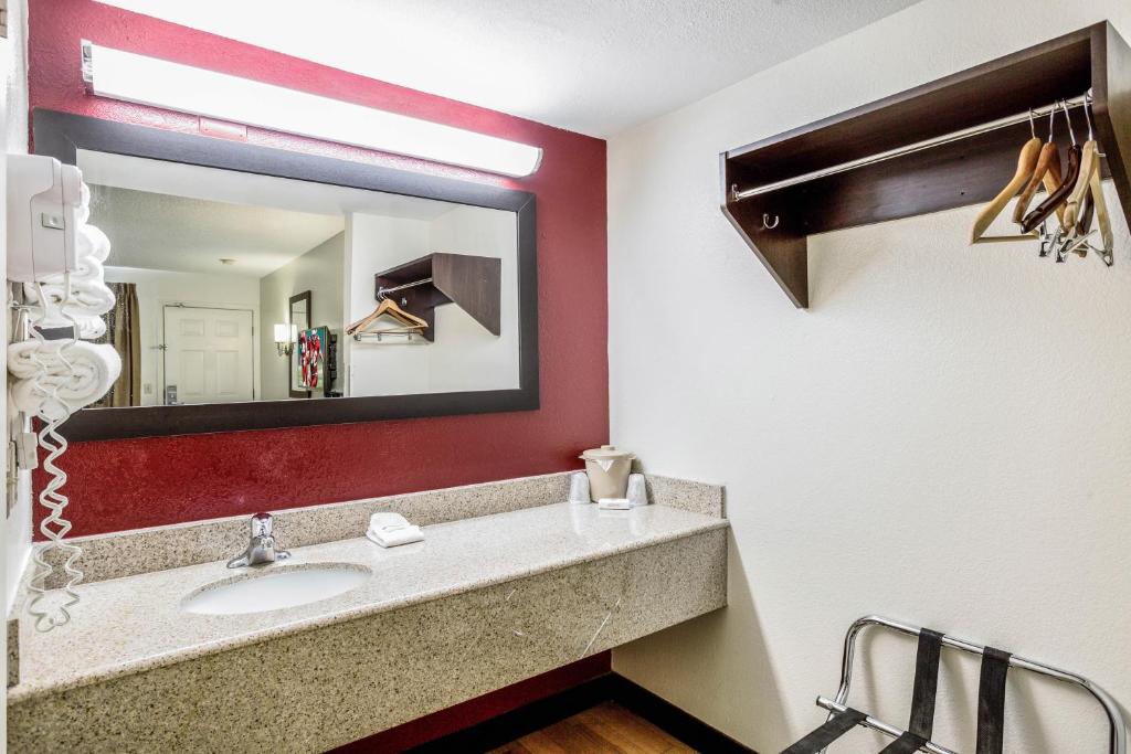 Red Roof Inn Gallup - image 4
