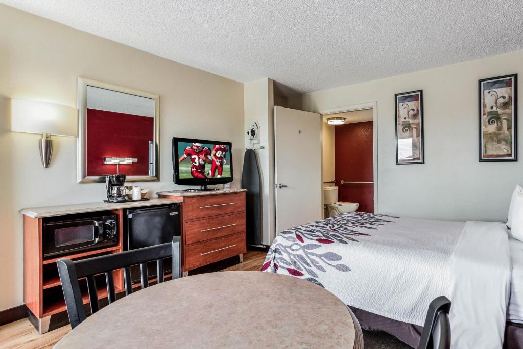 Red Roof Inn Gallup - image 6