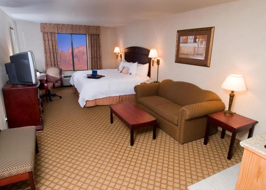 Hampton Inn & Suites Gallup - image 5