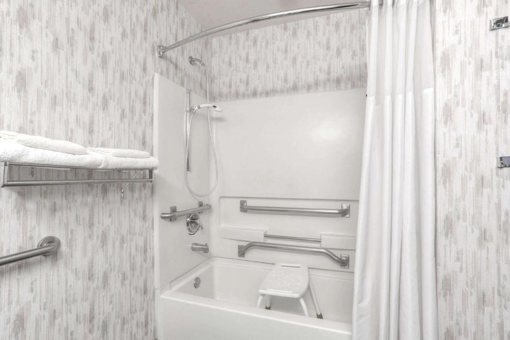 Microtel Inn & Suites by Wyndham Gallup - image 4