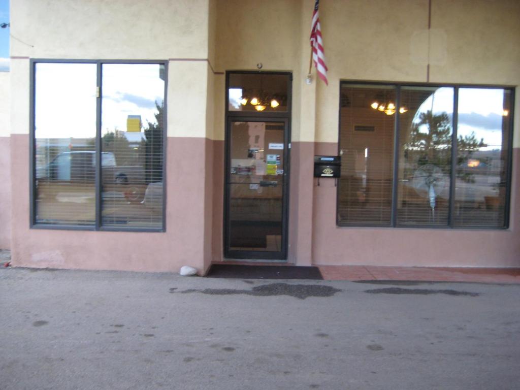 Royal Holiday Motel - image 7