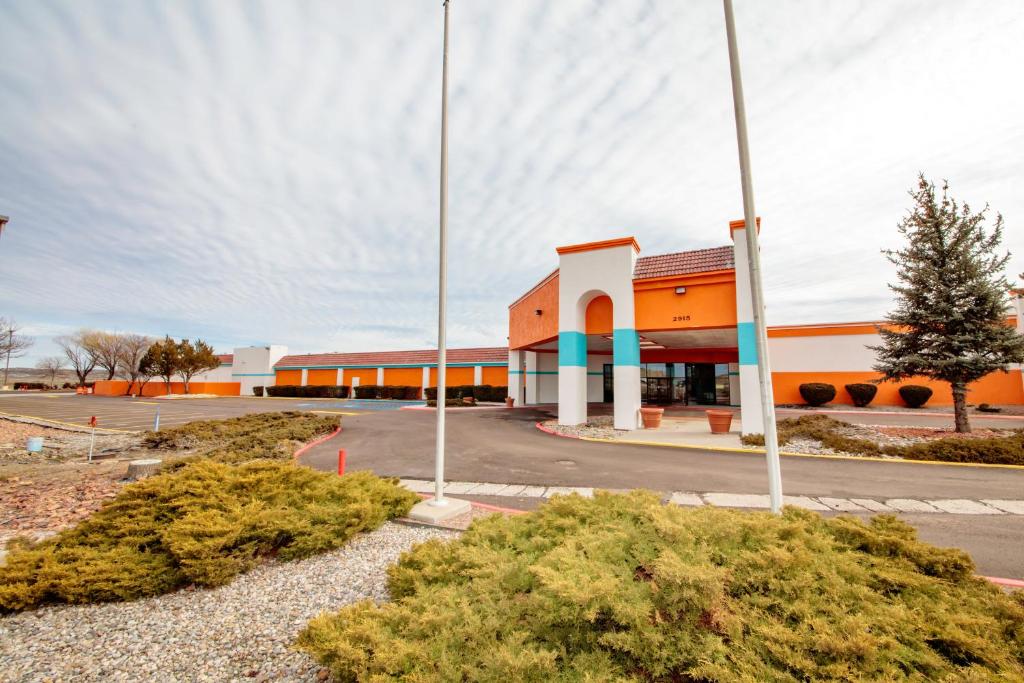Howard Johnson by Wyndham Gallup - image 3