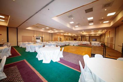 Howard Johnson by Wyndham Gallup - image 8