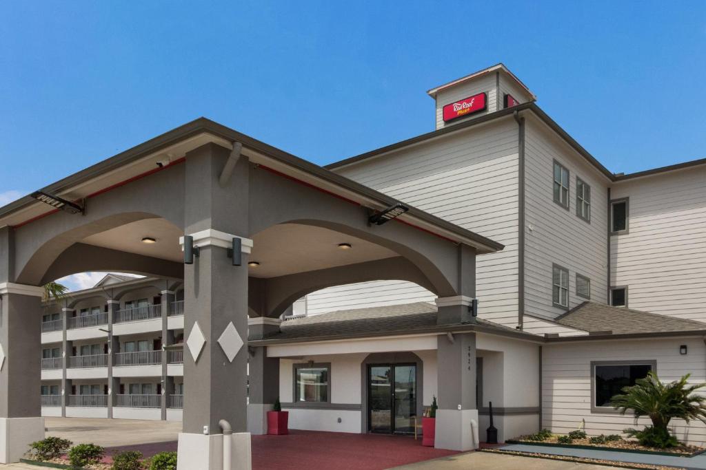 Red Roof Inn PLUS + Galveston - Beachfront - main image