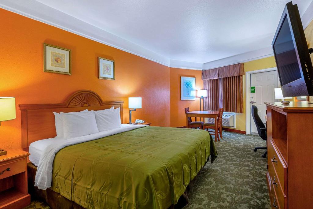 Quality Inn & Suites Beachfront - image 2