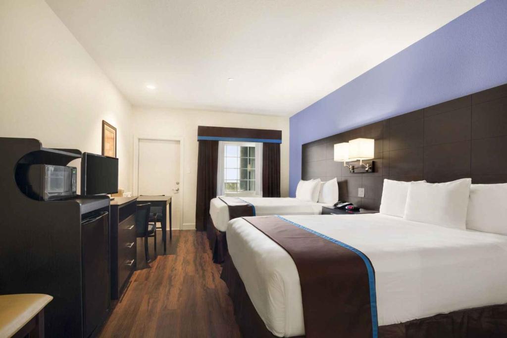 Days Inn & Suites by Wyndham Galveston West/Seawall - image 2