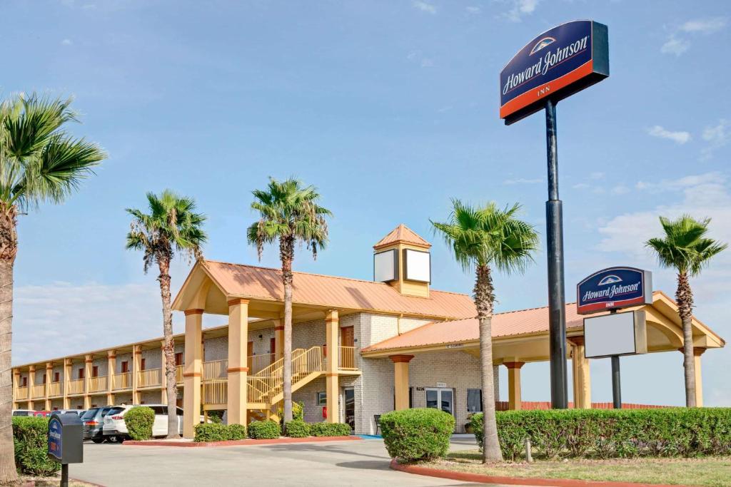 Howard Johnson by Wyndham Galveston - main image