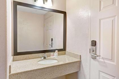 Howard Johnson by Wyndham Galveston - image 3
