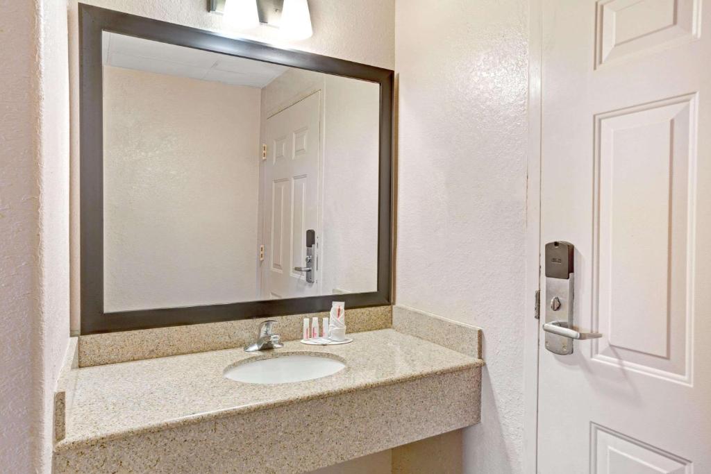 Howard Johnson by Wyndham Galveston - image 3