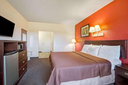 Howard Johnson by Wyndham Galveston - image 4