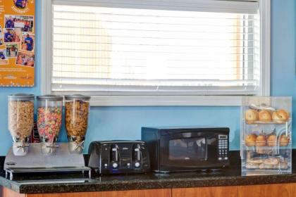 Howard Johnson by Wyndham Galveston - image 5