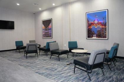 La Quinta Inn & Suites by Wyndham Galveston - image 2