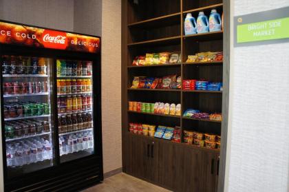 La Quinta Inn & Suites by Wyndham Galveston - image 3