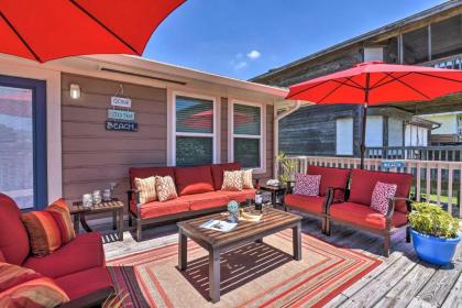 Cozy Galveston Home with Deck - Walk to the Beach!