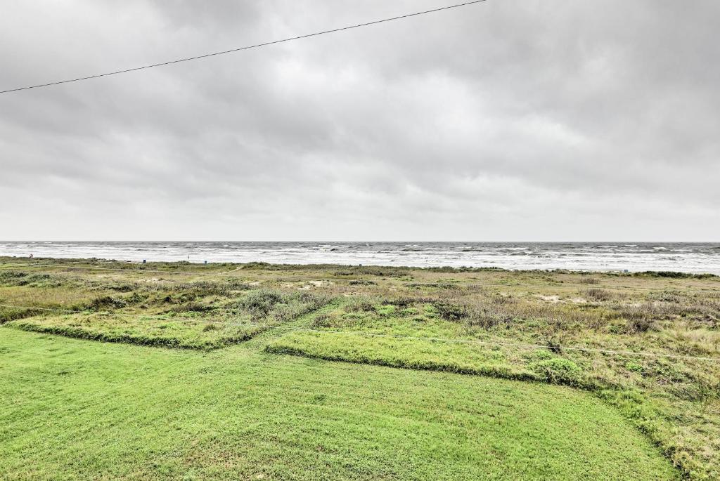 Oceanfront Galveston Home - Walk to Beach! - image 3