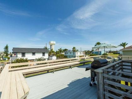 Cute Jamaica Beach Gem with Huge Deck and Pup Friendly Fence - image 4