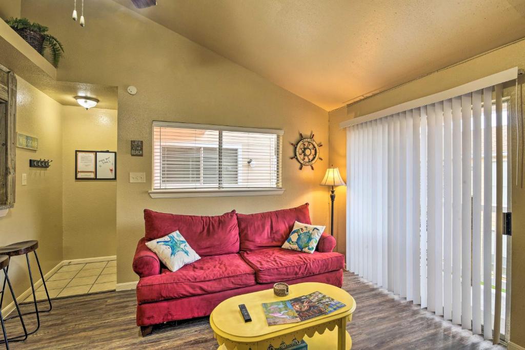 Romantic Galveston Retreat with Amenity Access! - image 2