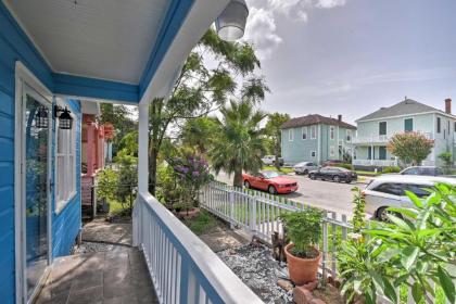 Colorful Bungalow Only half Mile to Pleasure Pier!