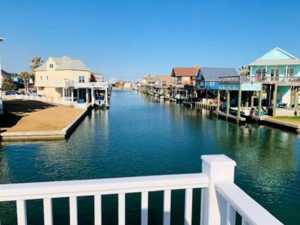 Anchor Down - Sparkling Bay Waterfront Spot- Boat Slip-Easy Walk to Beach! - image 1