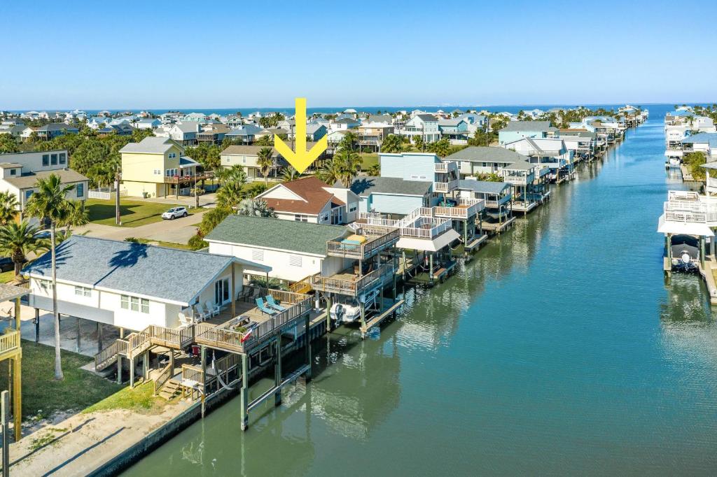 Anchor Down - Sparkling Bay Waterfront Spot- Boat Slip-Easy Walk to Beach! - image 2