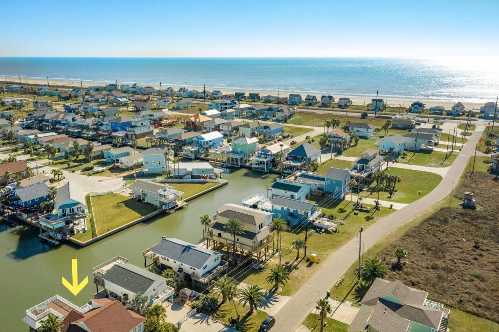 Anchor Down - Sparkling Bay Waterfront Spot- Boat Slip-Easy Walk to Beach! - image 3
