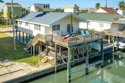 Sea Isle Splendor   Beautiful Wide Bay Water Canal Views   Outdoor Bar   Easy Walk to Beach Texas