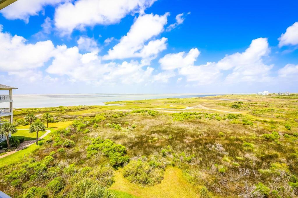 Beautiful two-bedroom with bay views in the lovely Pointe West Resort - main image