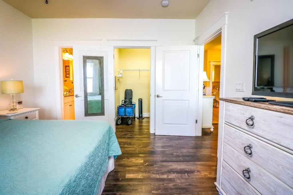 Beautiful two-bedroom with bay views in the lovely Pointe West Resort - image 4