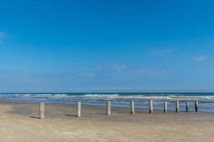 Cast a Waves   Great Beach Bungalow   Close to the Gulf Galveston Texas