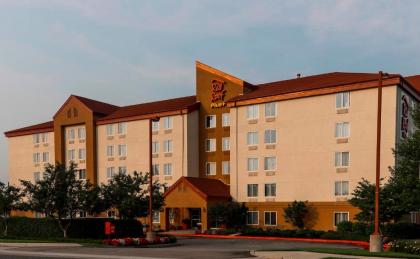 Red Roof Inn PLUS+ Long Island - Garden City - image 1