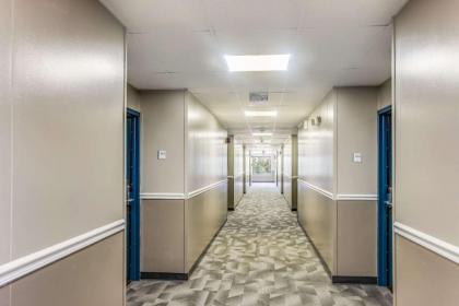 Econo Lodge Garden City - image 10