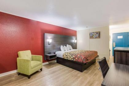 Econo Lodge Garden City - image 12