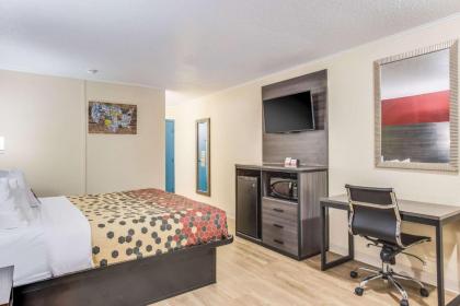 Econo Lodge Garden City - image 13
