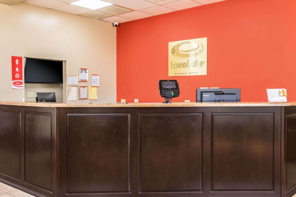 Econo Lodge Garden City - image 7