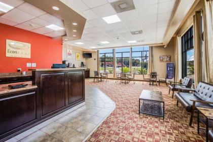 Econo Lodge Garden City - image 8