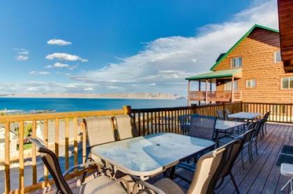 Cabin Overlooking the Harbor Garden City