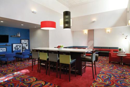 Hampton Inn & Suites Anaheim Garden Grove - image 3
