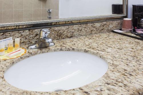 Days Inn & Suites by Wyndham Anaheim Resort - image 4