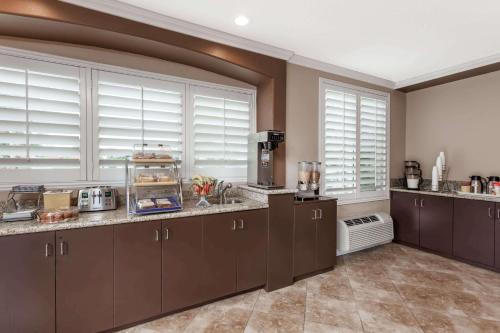 Days Inn & Suites by Wyndham Anaheim Resort - image 5