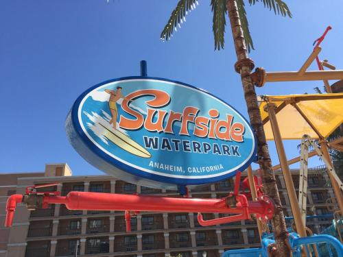 Courtyard by Marriott Anaheim Theme Park Entrance - image 4
