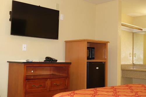 Tropic Lodge - image 4