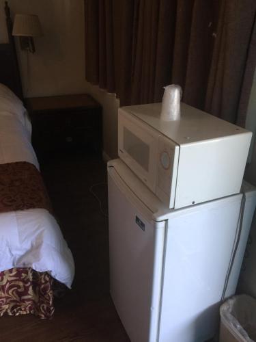 Frontier Motel - image 4