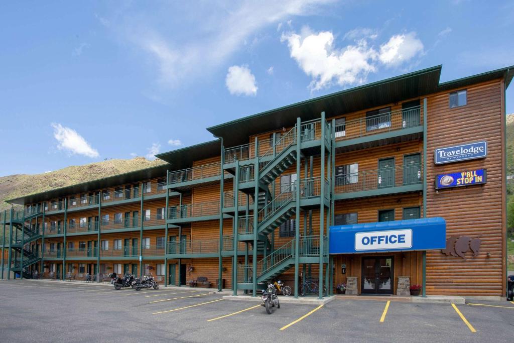 Travelodge by Wyndham Gardiner Yellowstone Park North Entr - main image