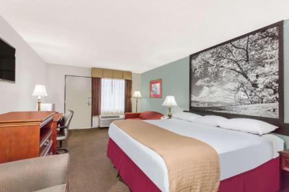 Super 8 by Wyndham Garysburg/Roanoke Rapids - image 13