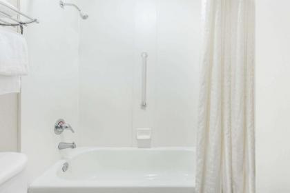 Super 8 by Wyndham Garysburg/Roanoke Rapids - image 14