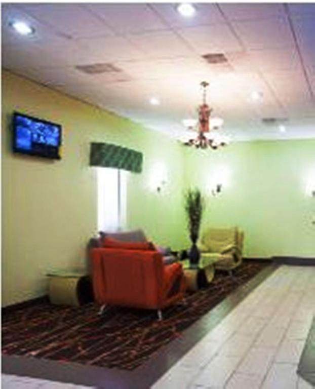Super 8 by Wyndham Garysburg/Roanoke Rapids - image 7