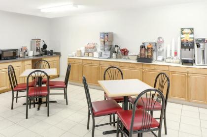 Super 8 by Wyndham Gas City Marion Area - image 12