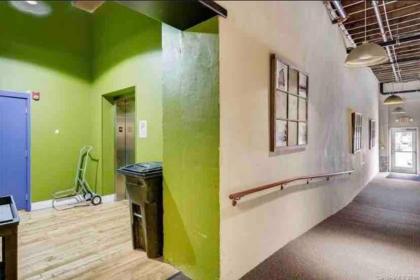 Comfy Loft Hideaway in the middle of Downtown - image 2