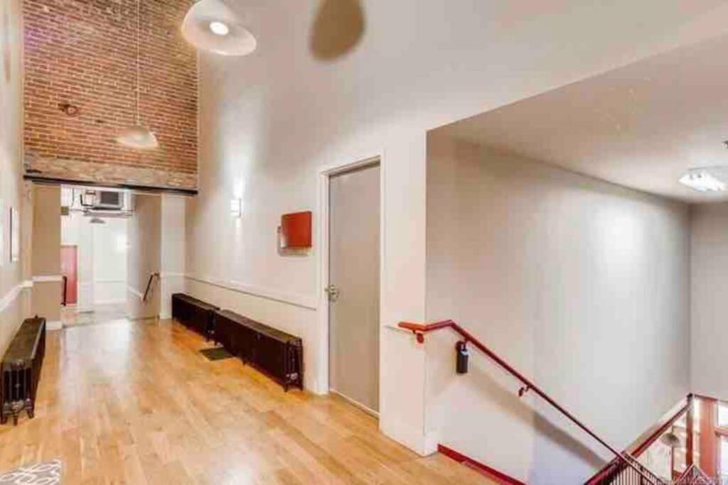Comfy Loft Hideaway in the middle of Downtown - image 4